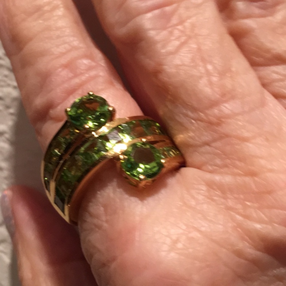 Stunning Hebei Peridot Ring in Yellow Gold Vermiel